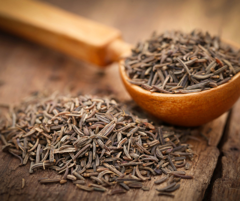 Kreuzkümmel, Cumin auf einem Holzbrett