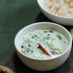 Indische Gurken Raita mit Senfsamen und Chilischote garniert