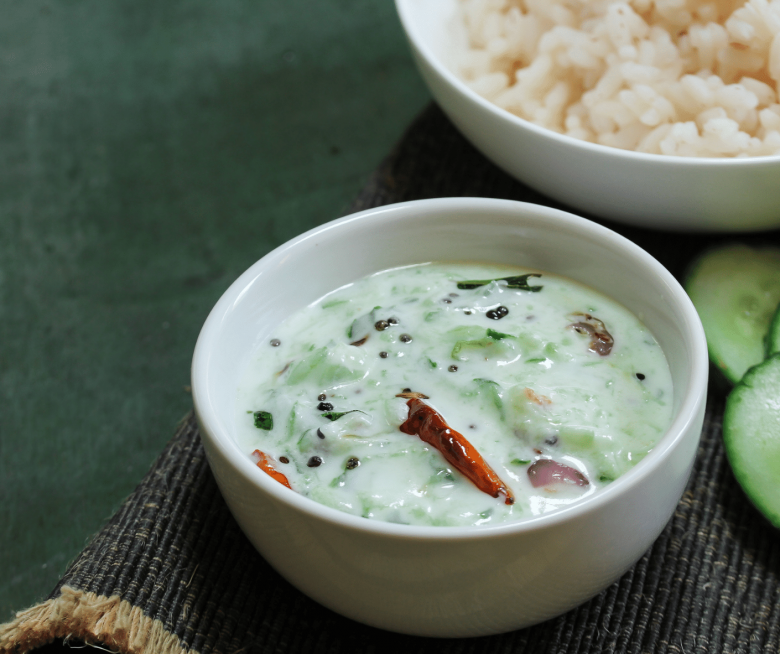 Indische Gurken Raita mit Senfsamen und Chilischote garniert