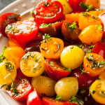 Kirschtomaten Salat mit Curryblättern