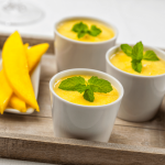 Schälchen mit Mango Mousse und Minze garniert