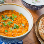 Indisches Rotes Linsencurry mit Naan