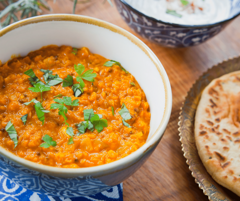 Indisches Rotes Linsencurry mit Naan