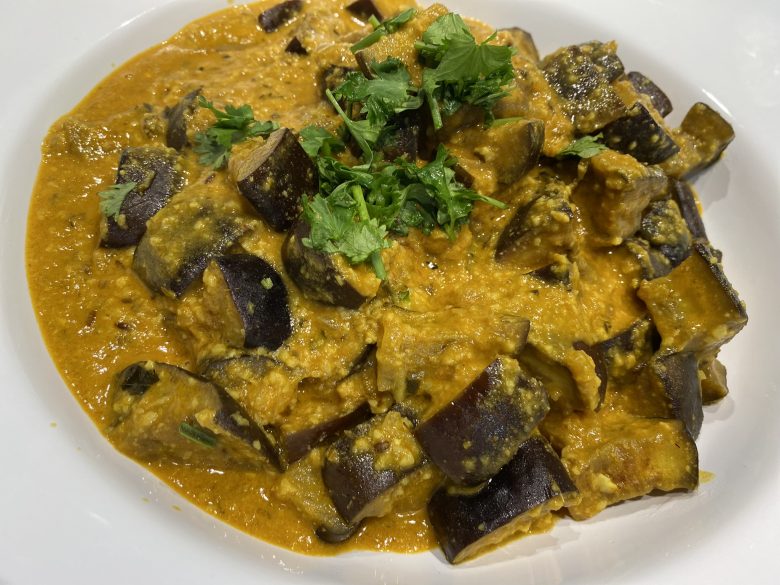 Auberginen Cashew Sesam Curry mit frischem Koriander