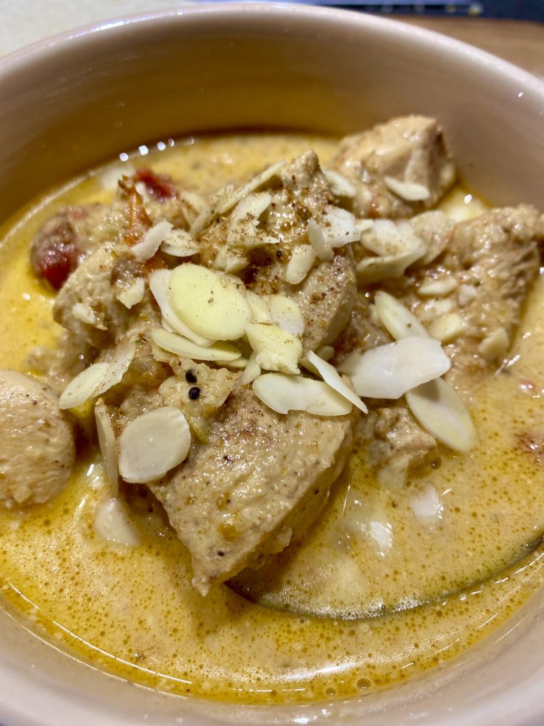 Murgh Korma mit Mandelsplittern und Garam Masala