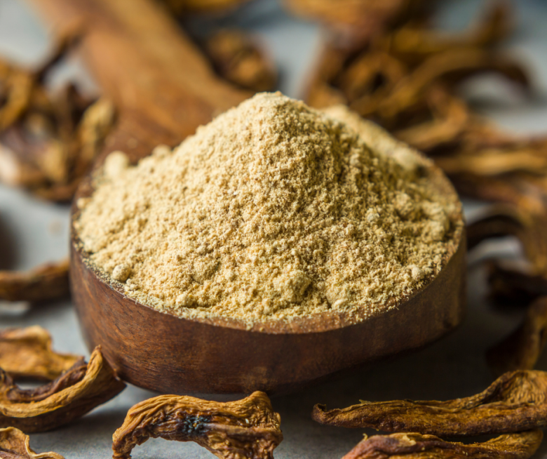 Amchur, Mangopulver ist in einem Holzlöffel angerichtet