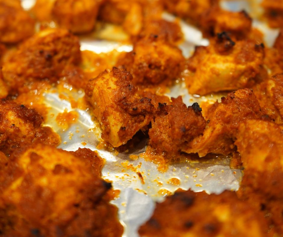 Kräftig knuspriges und saftiges Tandoori Fleisch in meiner Tandoori-Marinade